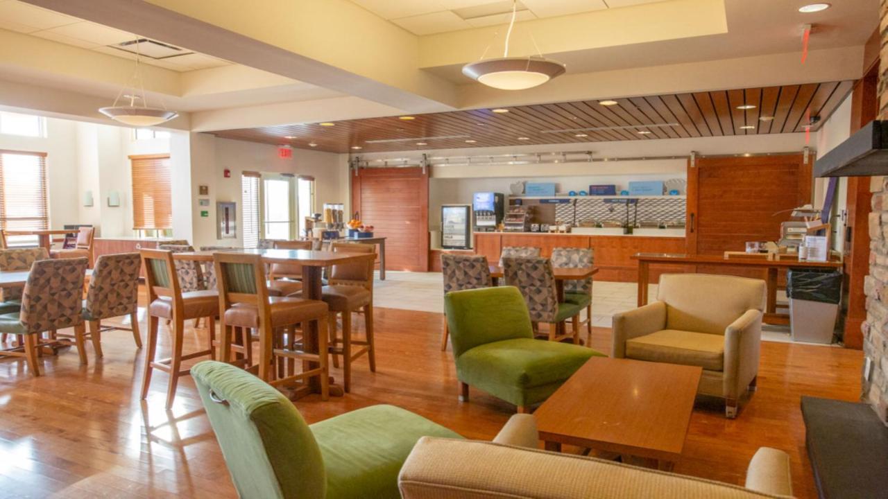 Holiday Inn Express Columbus Airport Easton Exteriör bild