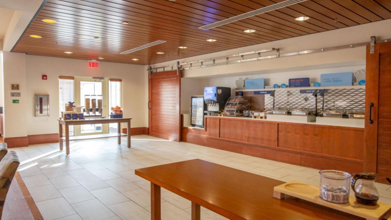 Holiday Inn Express Columbus Airport Easton Exteriör bild